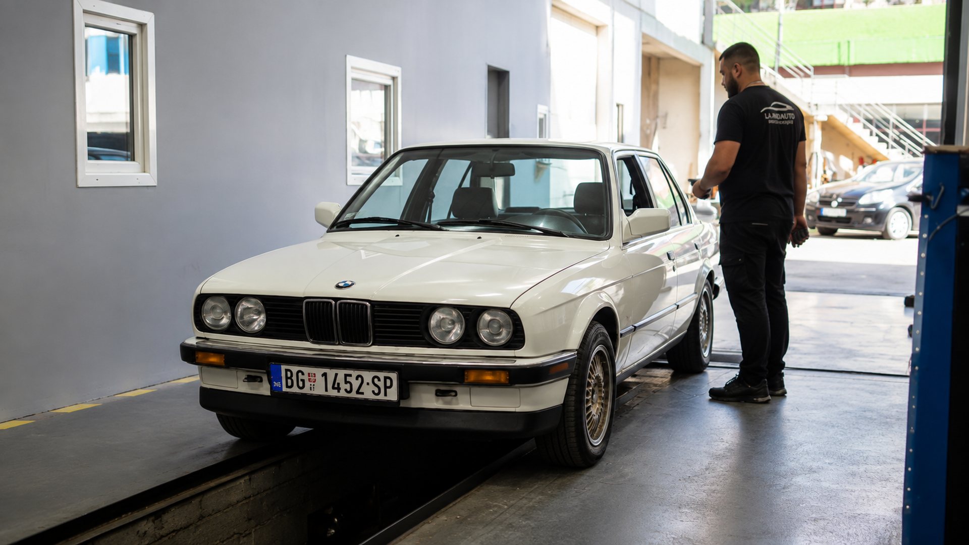 Kontrolor LA-AND AUTO pregleda vozilo na liniji tehničkog pregleda u Rakovici